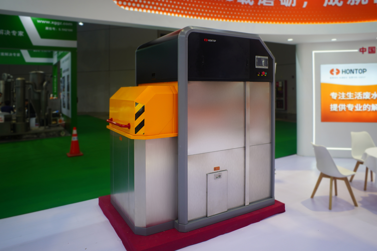 餐饮废水油水分离处理设备 (2)第一台样机展会图.jpg